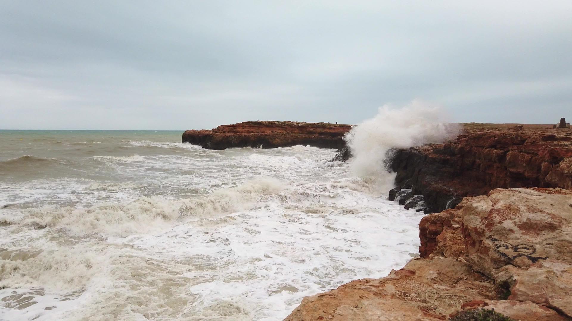 海浪碰撞岩石地平线水滩自然动力视频的预览图