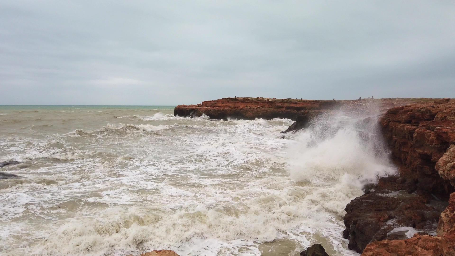 黑岩上的波浪视频的预览图
