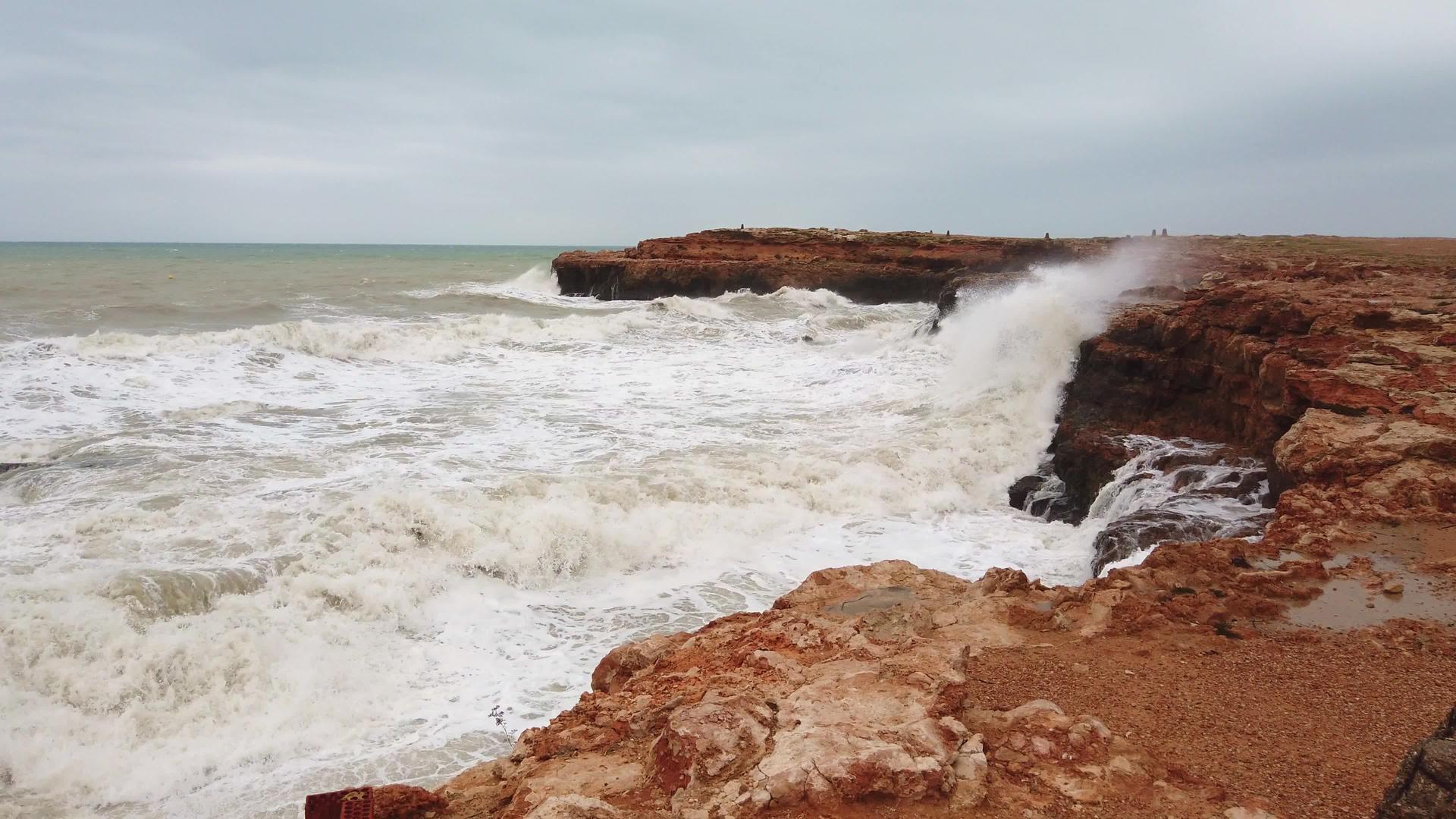 海风大浪在岸边视频的预览图