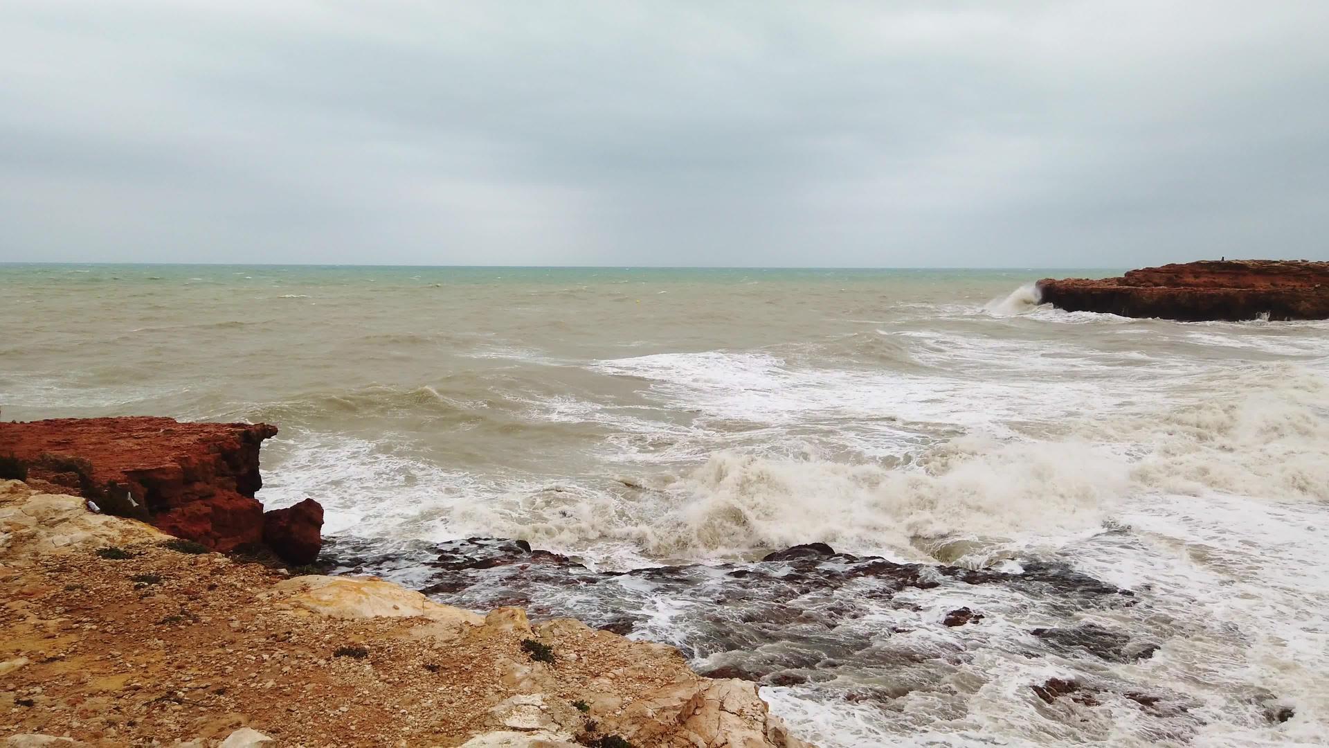 强风冲向岩石海岸的海浪视频的预览图