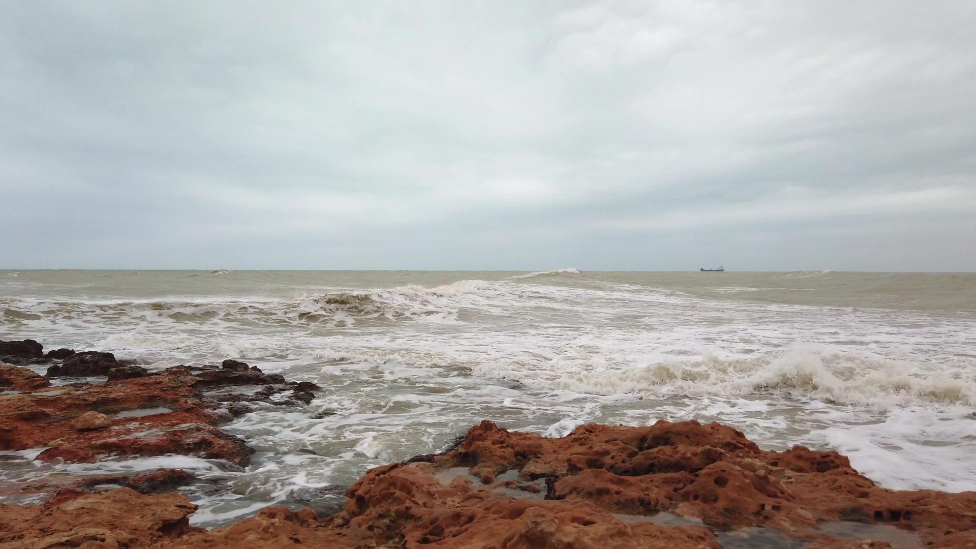 海上的暴风雨和海浪冲向海岸喷洒海水视频的预览图