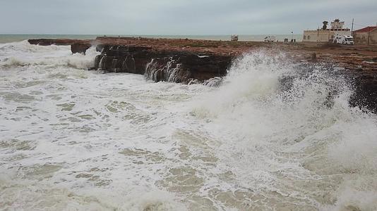 海浪倾斜在岩石上视频的预览图