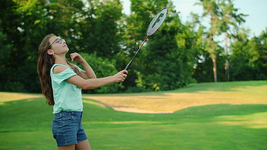 在田里打羽毛球的女孩视频的预览图