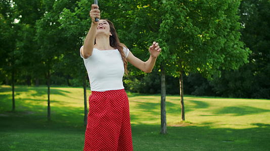 在草地上打羽毛球的女人视频的预览图
