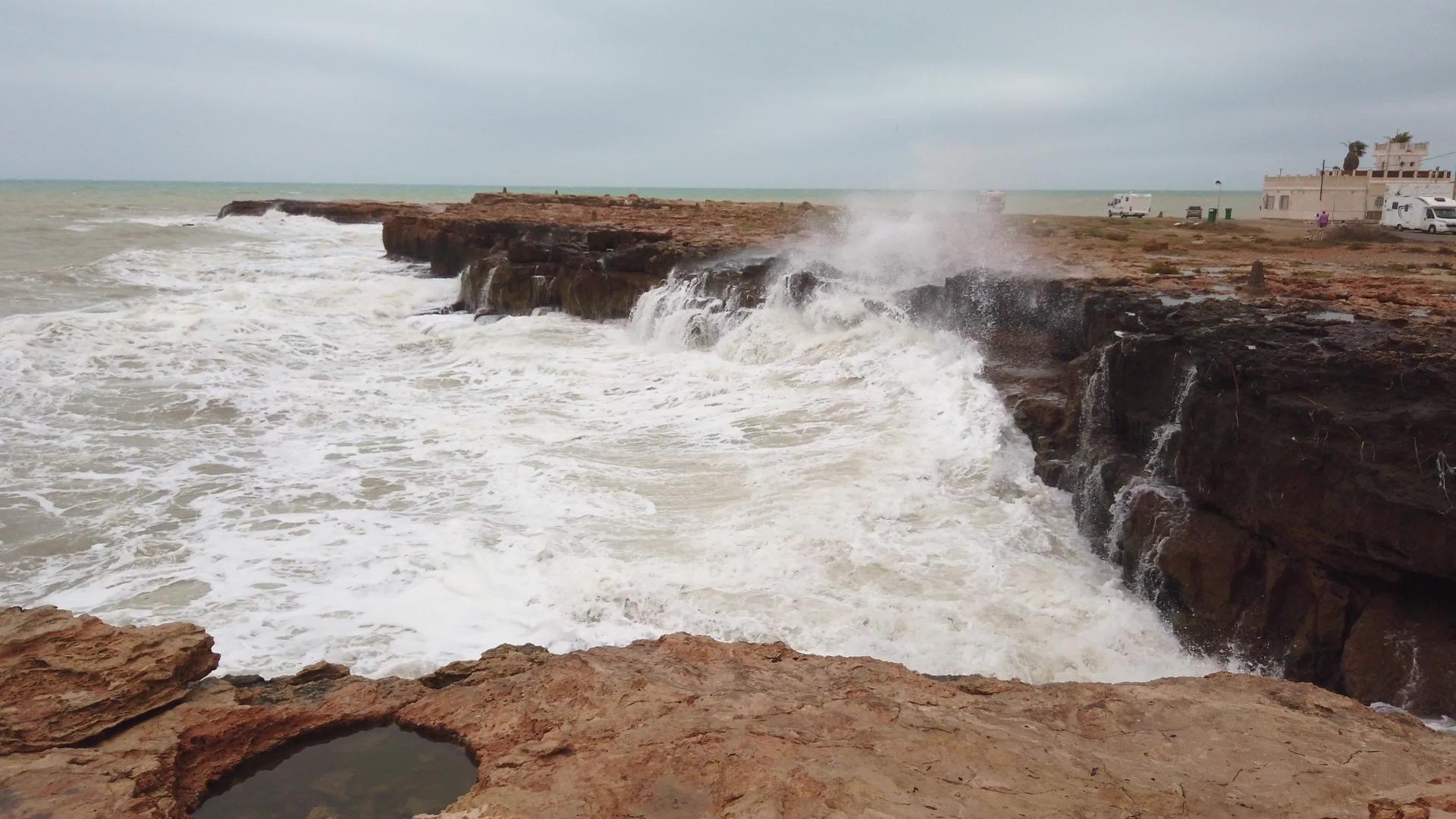 极端的波浪冲击海岸缓慢的波浪视频的预览图