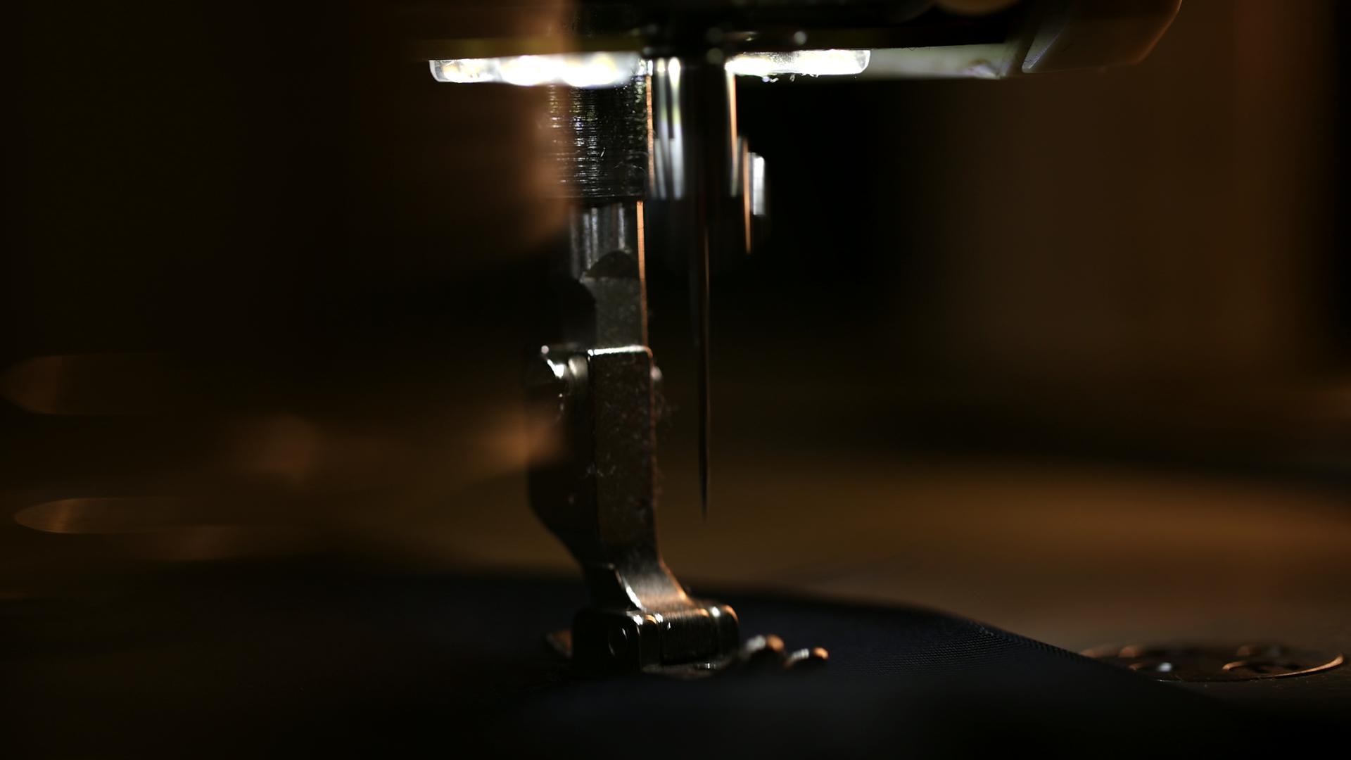 缝纫机工作的特写视频的预览图