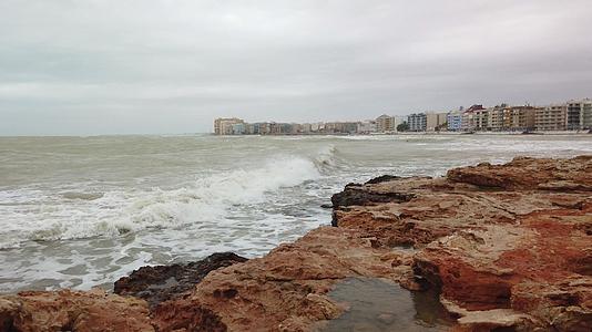 海岸粗海和风暴潮视频的预览图