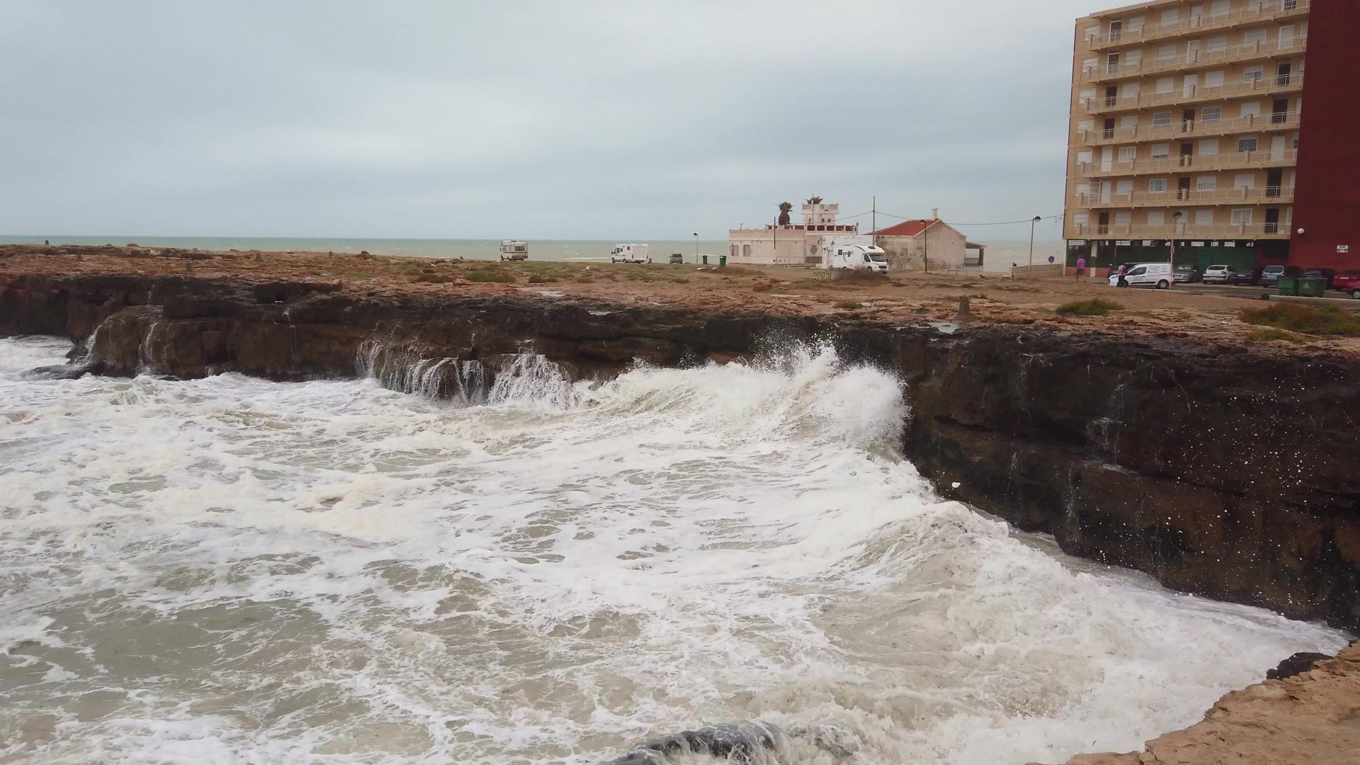 暴风雨前的悬崖坠落视频的预览图