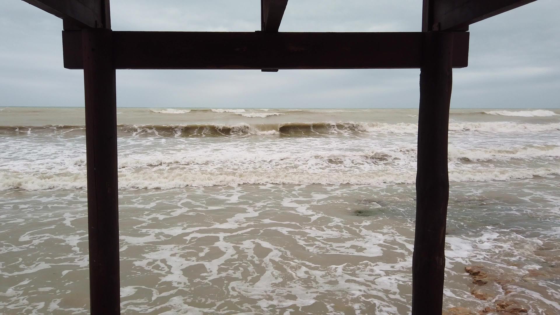 暴风海在恶劣天气期间视频的预览图