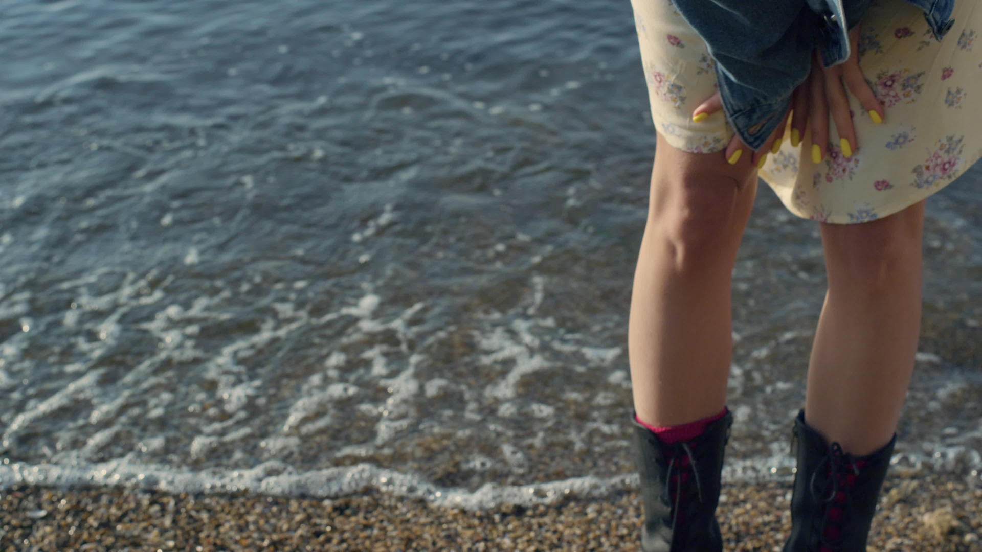 站在沙滩上的时髦女孩腿视频的预览图