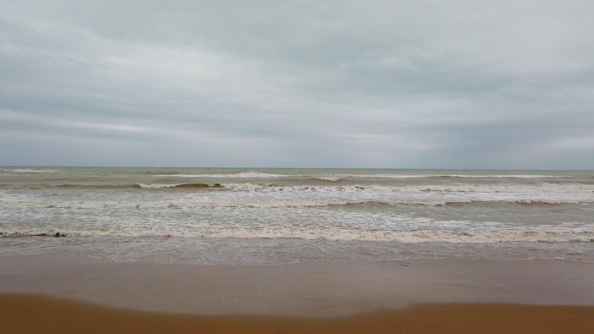 暴风海在恶劣天气期间视频的预览图