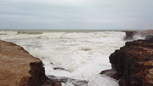 海浪冲向海边岩石的波浪视频的预览图