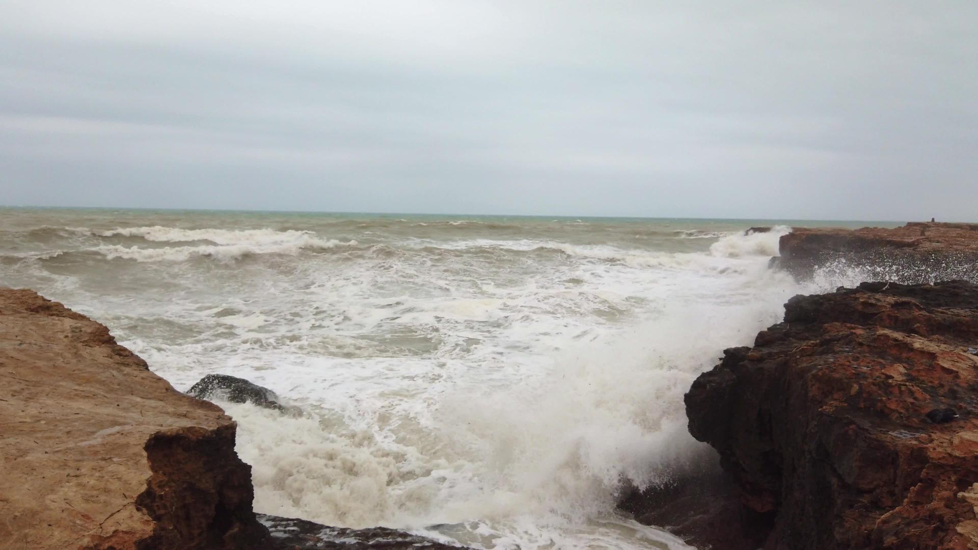 海浪对海洋岩石的缓慢波动视频的预览图