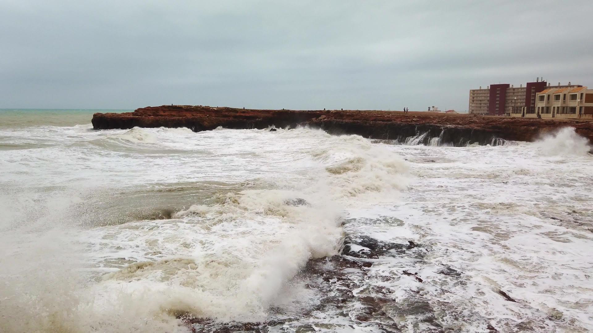极端海浪冲击海岸海洋美浪视频的预览图