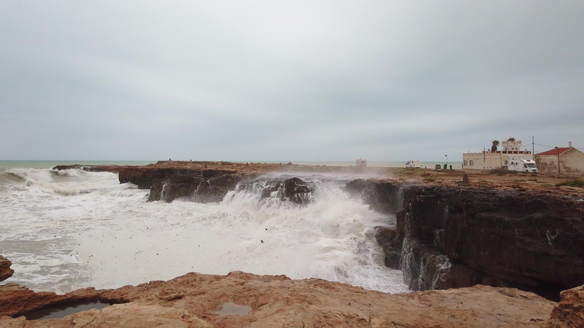 风暴海的波浪冲击着岩石视频的预览图