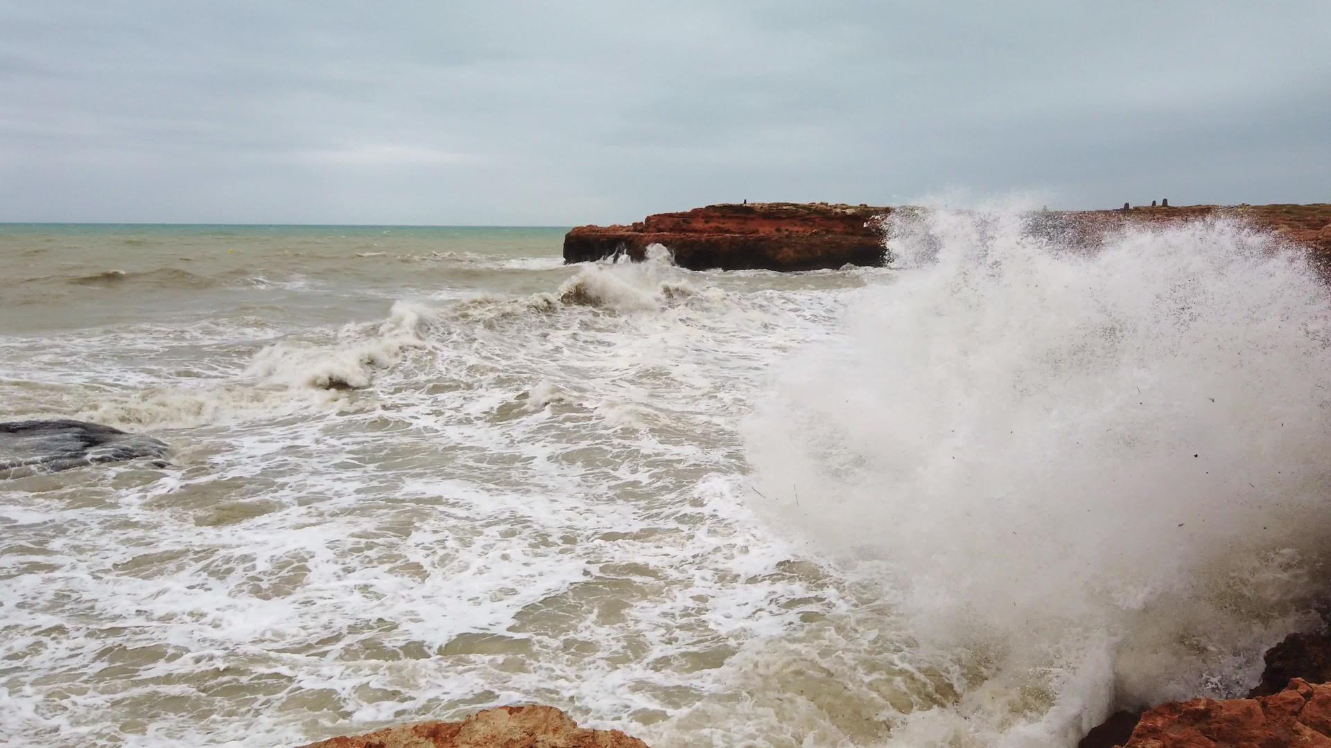 风暴波以缓慢的动作撞击岩石视频的预览图