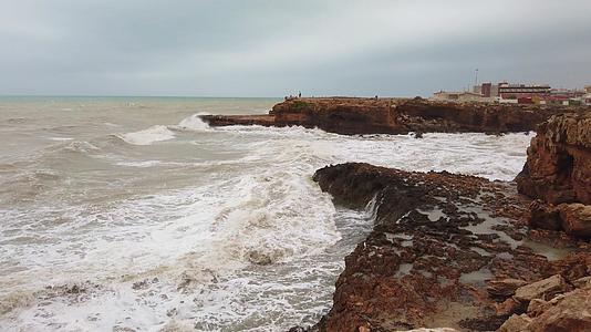 岩石上的海水裂开了岛屿岩石海岸强冷的海洋流动视频的预览图