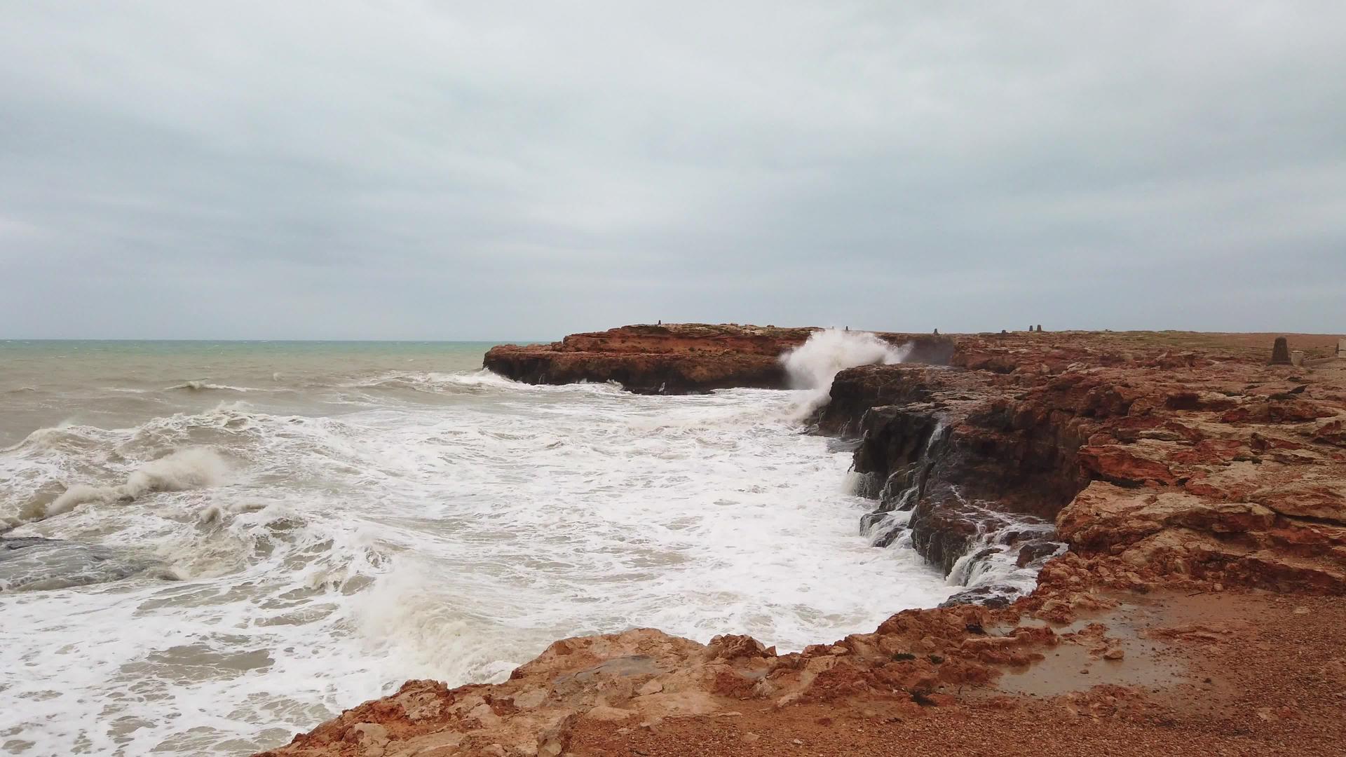 海浪巨型波浪的超级威力是4k从悬崖上喷涌而来视频的预览图
