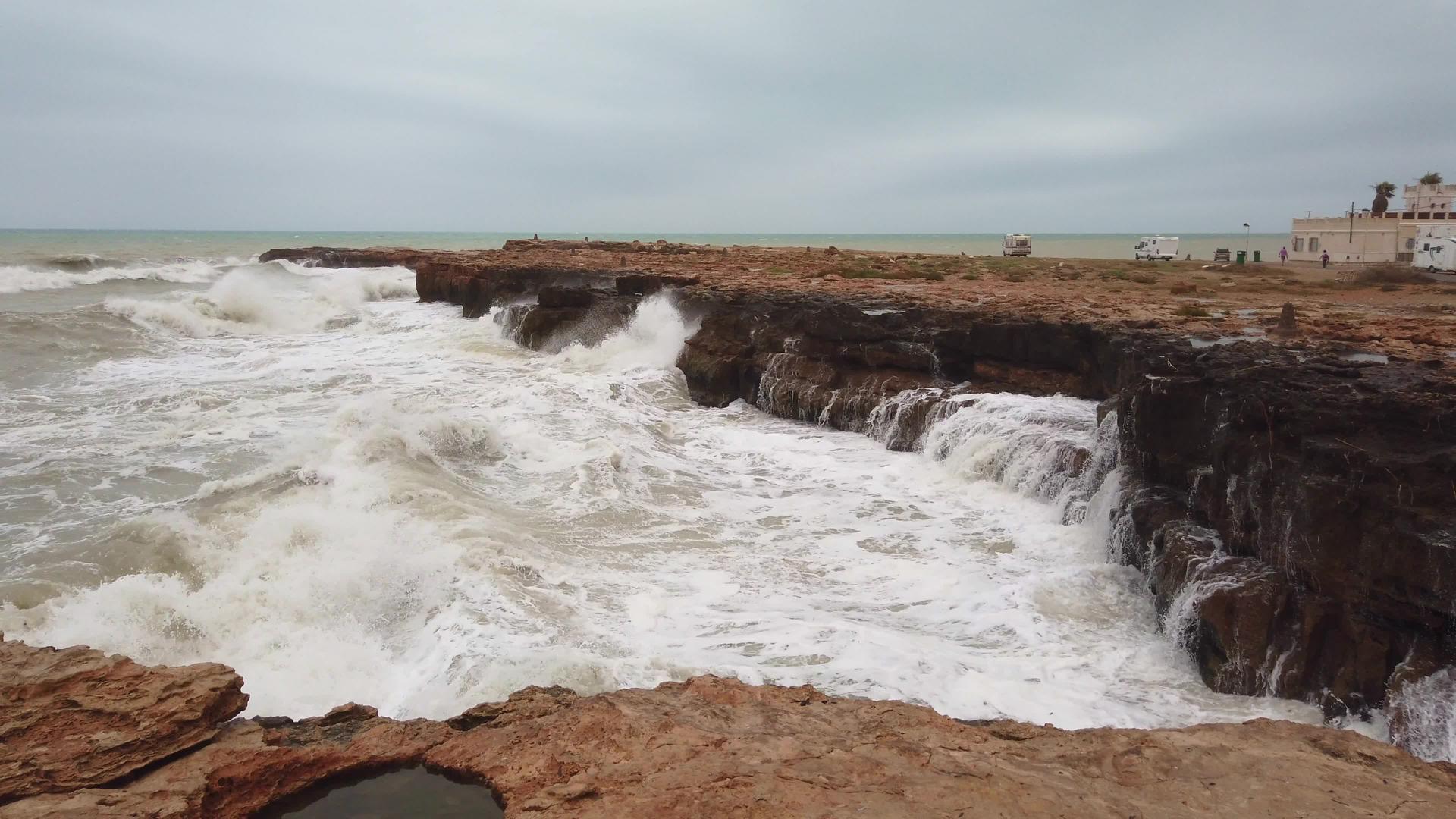 海浪在海岸线岩石上爆发视频的预览图