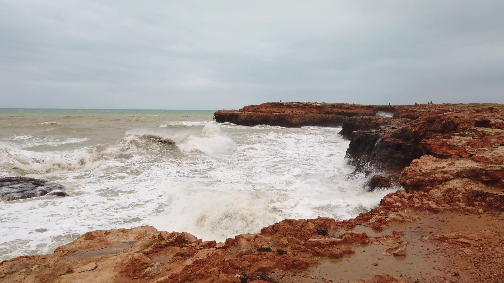 大浪冲击海岸大浪冲破危险岩石视频的预览图