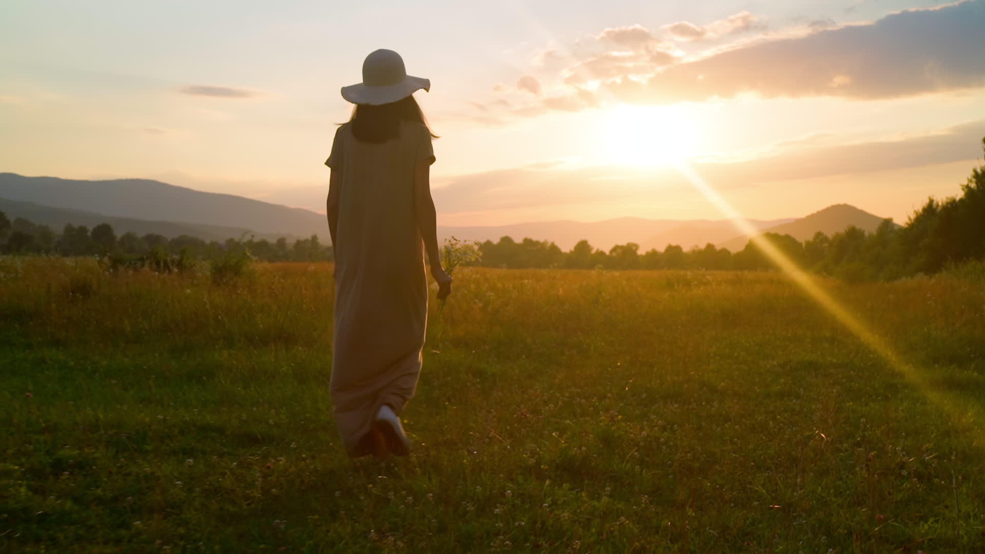 穿草帽的妇女在农村享受日落视频的预览图
