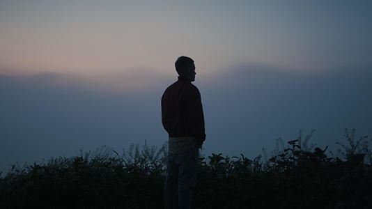 早晨和平的人们享受着雾蒙蒙的风景视频的预览图