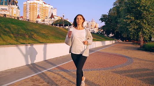 女人在日出时慢跑视频的预览图