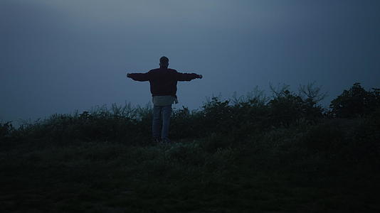 孤单的人走在雾蒙蒙的田野里视频的预览图