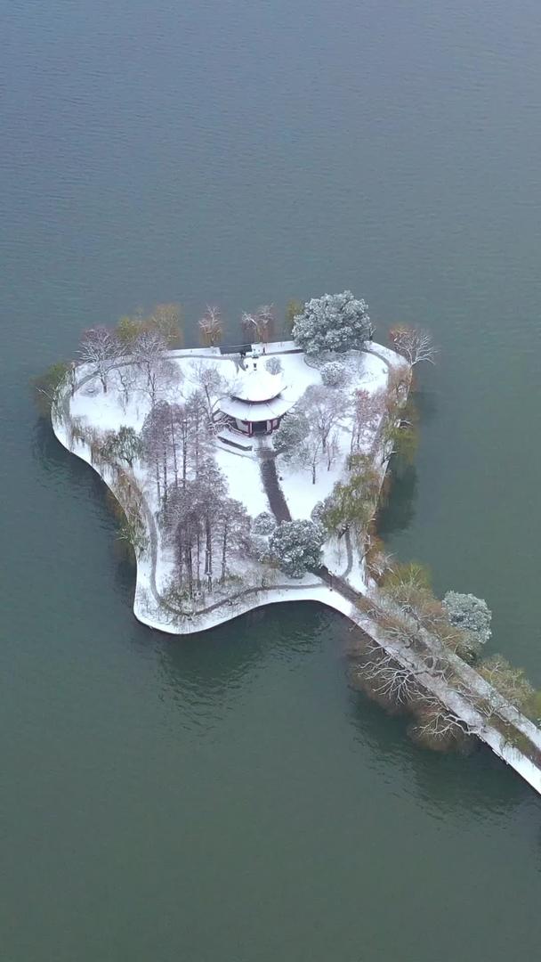 下雪天东湖自然风光航拍视频视频的预览图