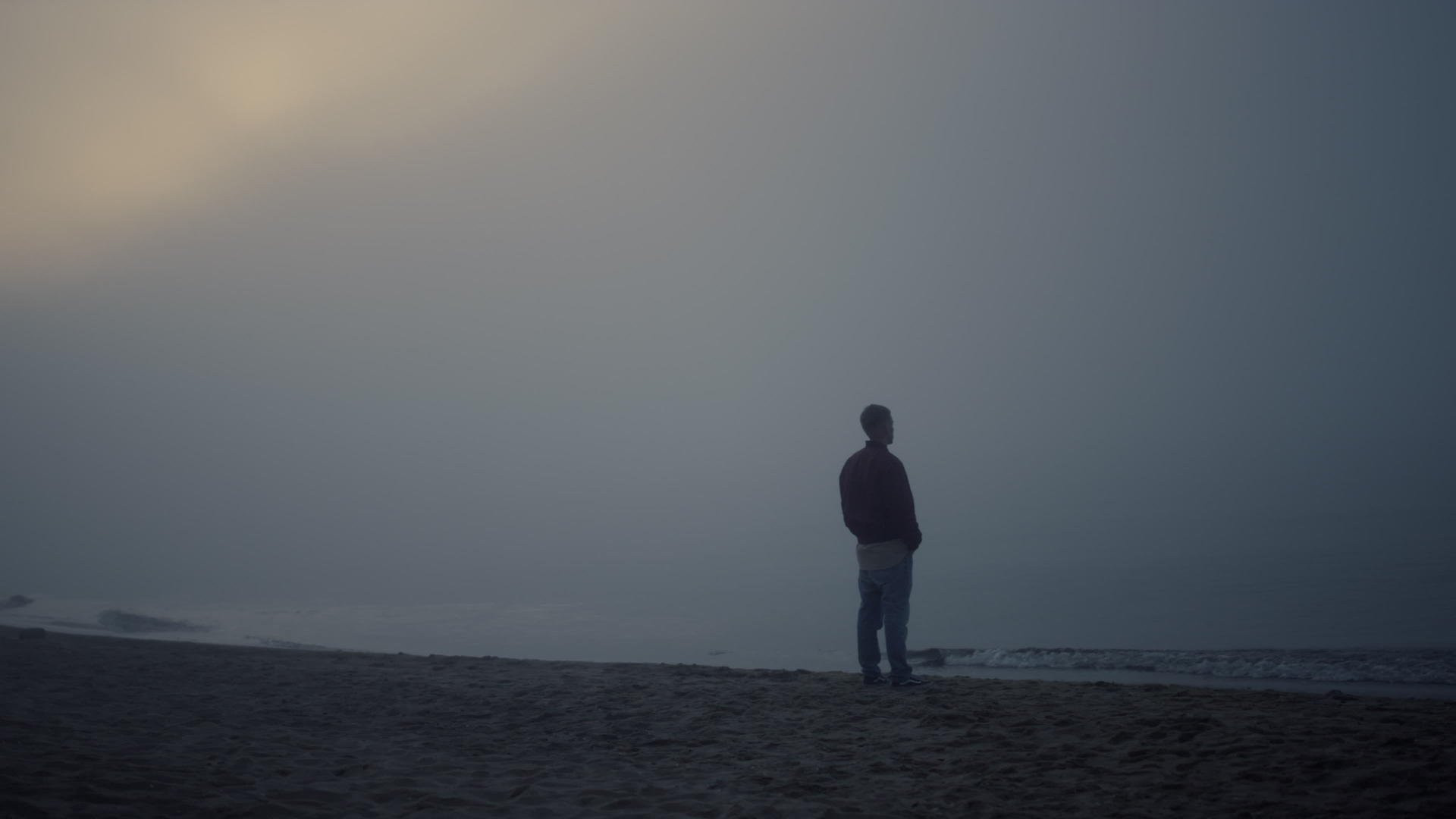 冷静的人站在海滩上视频的预览图