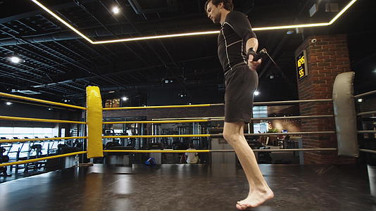 体操运动员在健身房跳跃视频的预览图
