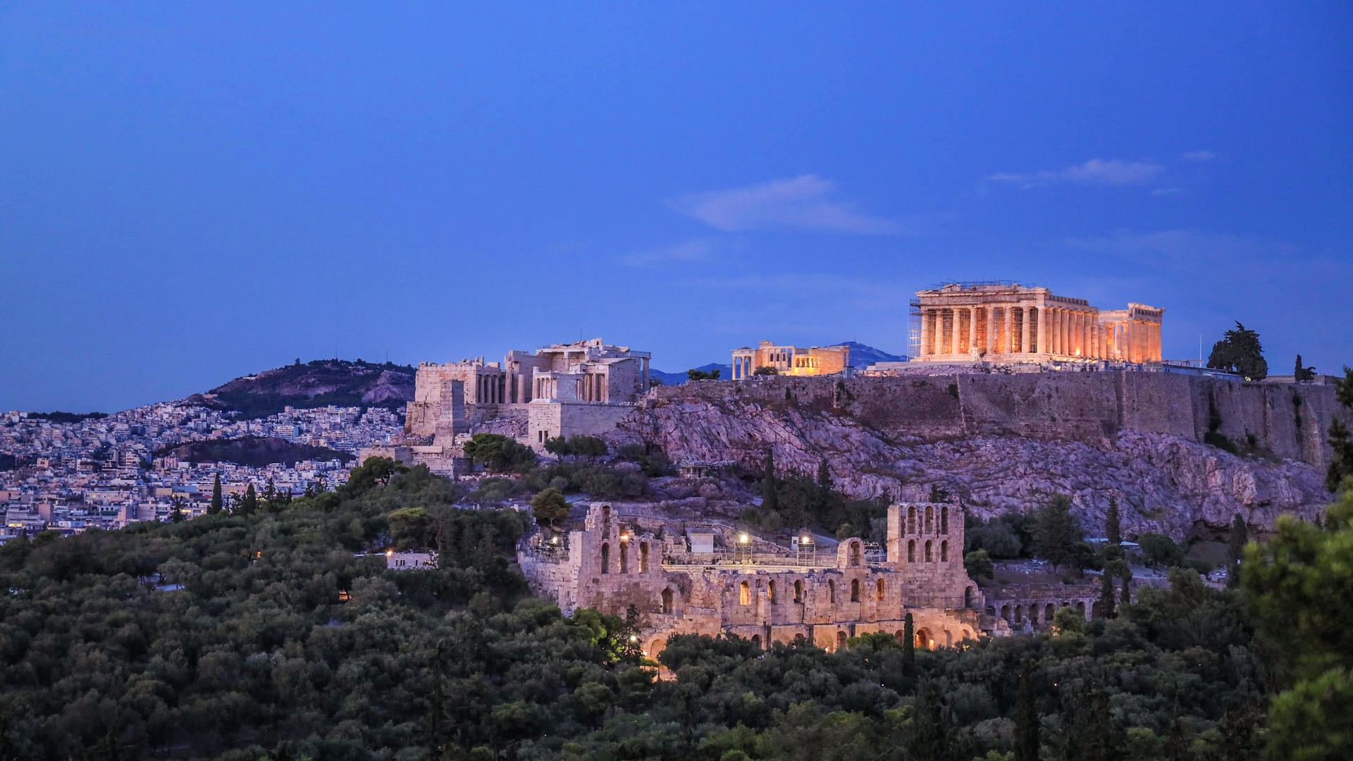 欧洲希腊首都雅典著名古建筑雅典卫城夜景延时视频视频的预览图