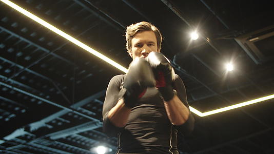 运动员在健身房拳击视频的预览图