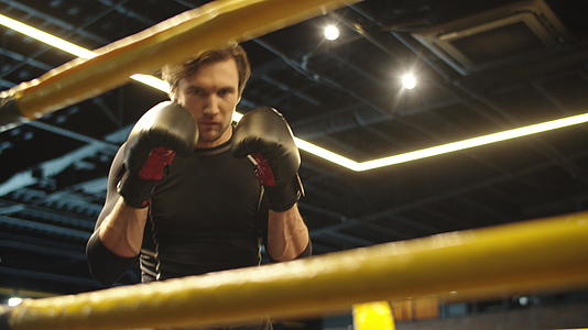 在健身房专注于男子拳击视频的预览图