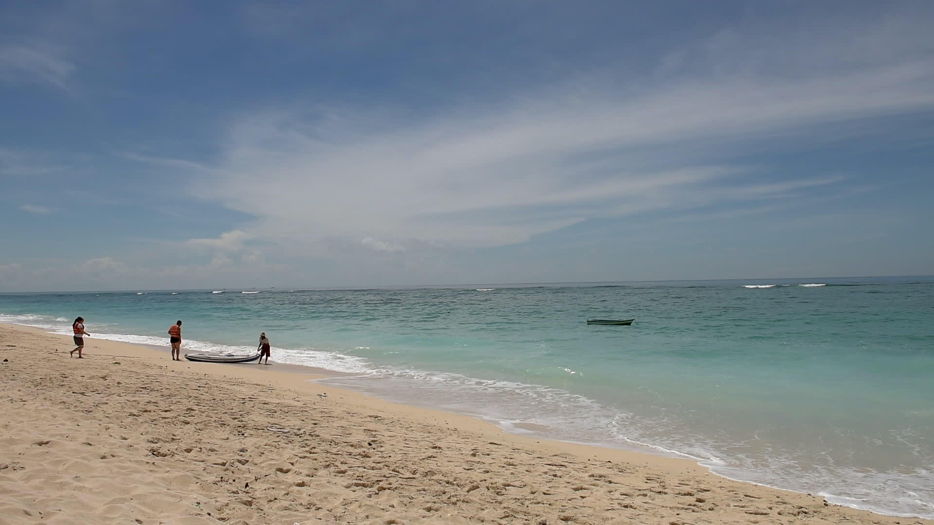 潘达瓦海滩上的情侣Bali印地安人视频的预览图