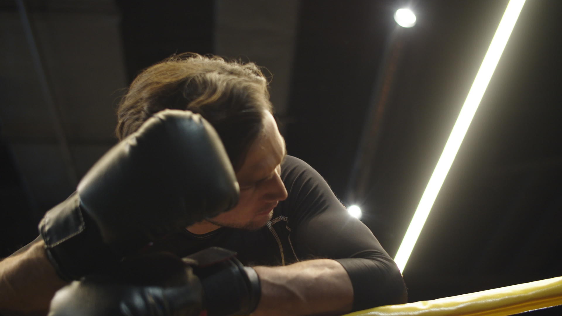 拳击手在体育场战斗后休息视频的预览图