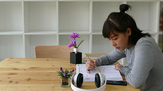 在学校学习的亚洲女青年学生在咖啡馆学习-教育视频的预览图