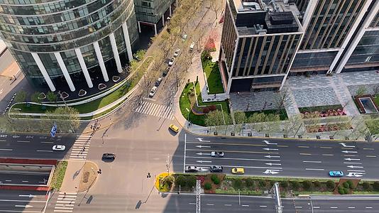 俯拍城市道路上行驶的车辆4K视频视频的预览图