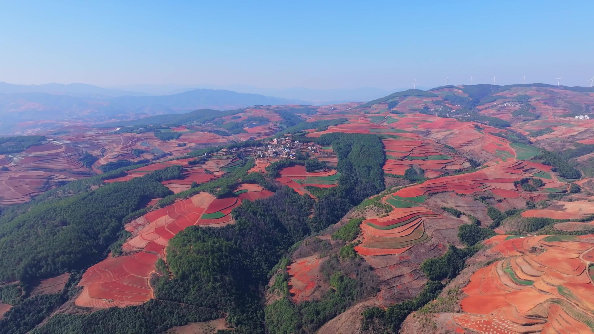 云南东川红土地航拍4k远景风景视频的预览图