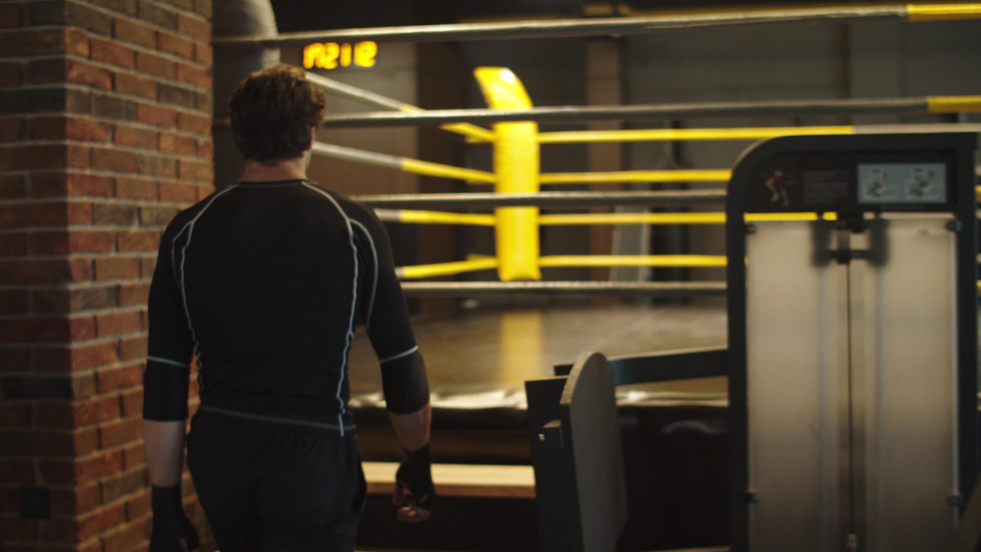 强壮的人准备在俱乐部打拳击视频的预览图