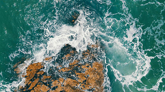 4k航拍60帧升格淡淡的海水唯美视频的预览图