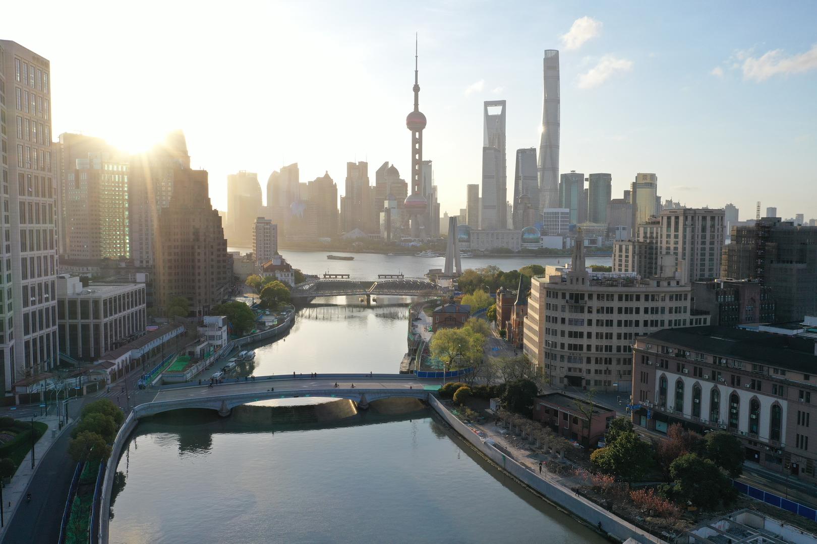 航拍上海外白渡桥日出视频的预览图