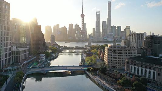 航拍上海外白渡桥日出视频的预览图