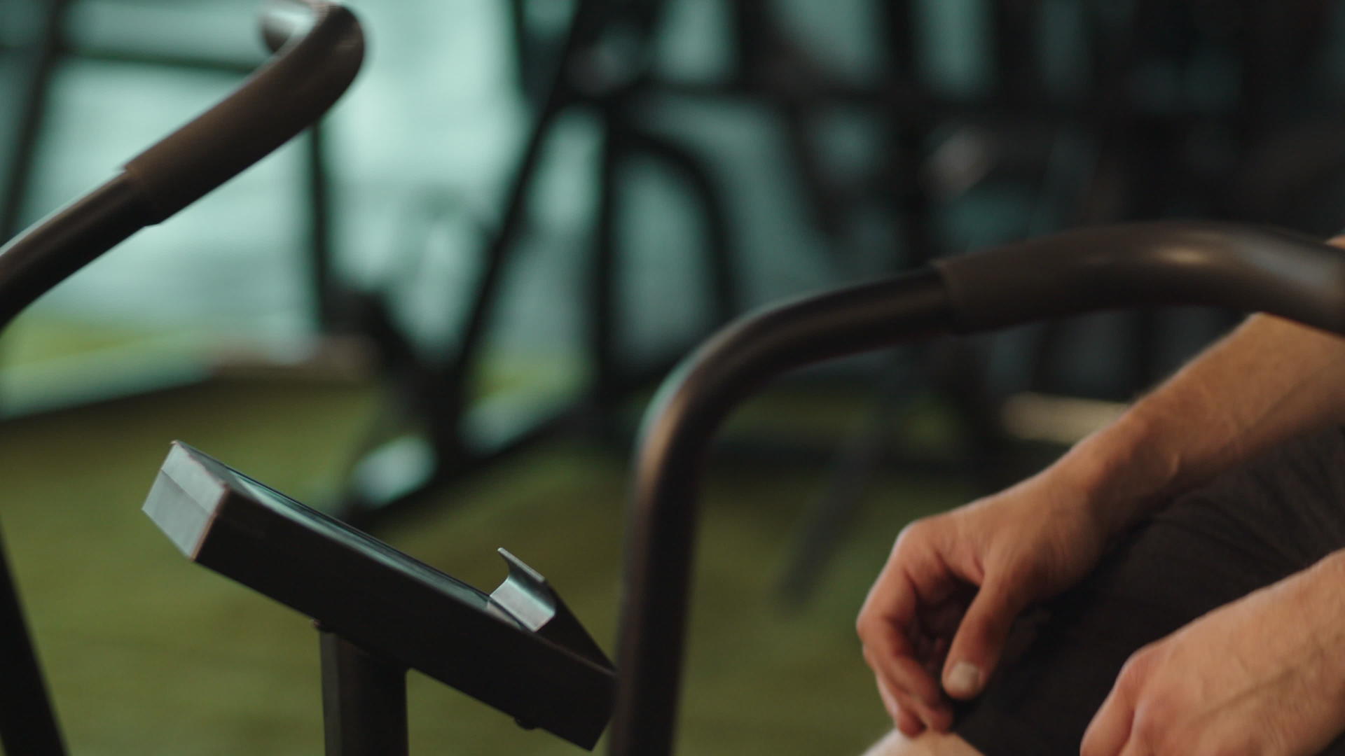 男人在健身中心锻炼视频的预览图