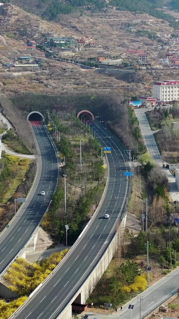 城市交通轻轨和高速公路隧道航拍视频视频的预览图