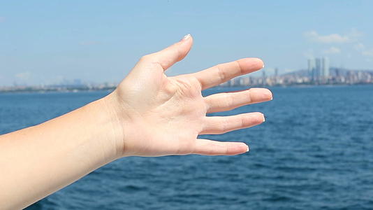 女海洋背景的女人的手视频的预览图
