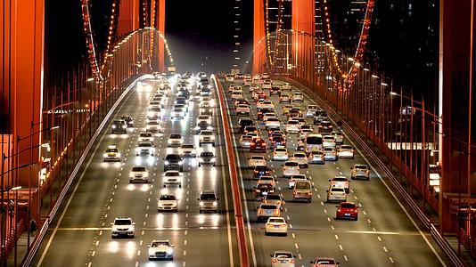 4K夜晚的城市桥梁川流不息繁忙交通视频的预览图