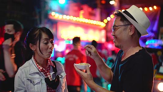 快乐的夫妇在泰国吃街头食物视频的预览图