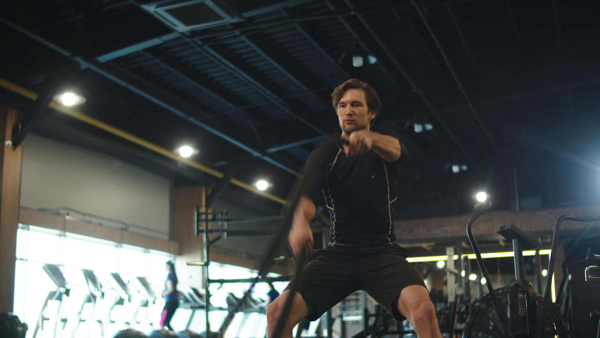 在健身房使用战绳的强壮男人视频的预览图
