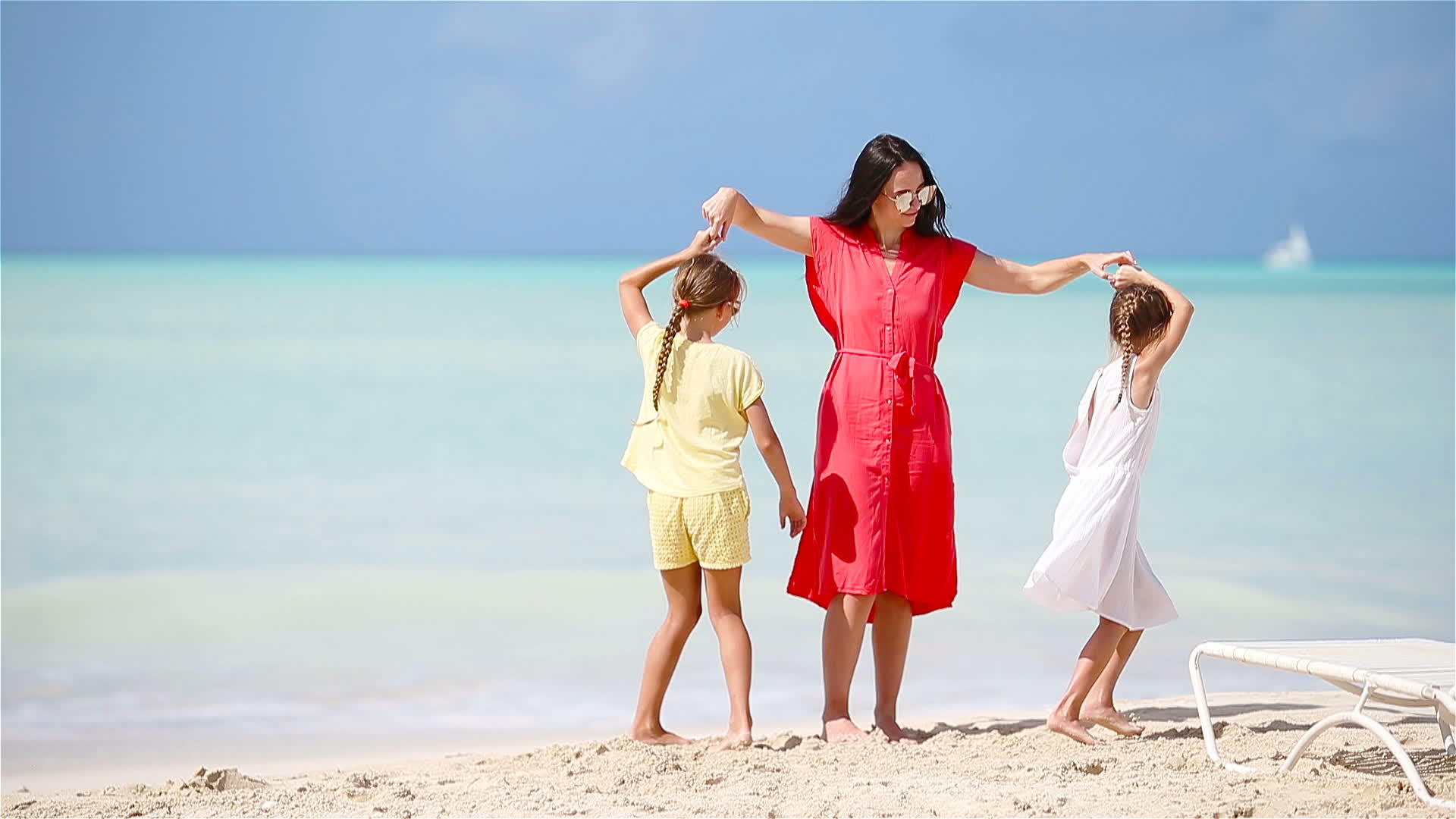有两个孩子的母亲享受海滩度假视频的预览图